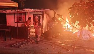 Incendio consume al menos tres viviendas en la invasión Manuel J. Clouthier de Mazatlán