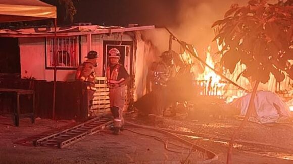 Incendio consume al menos tres viviendas en la invasión Manuel J. Clouthier de Mazatlán