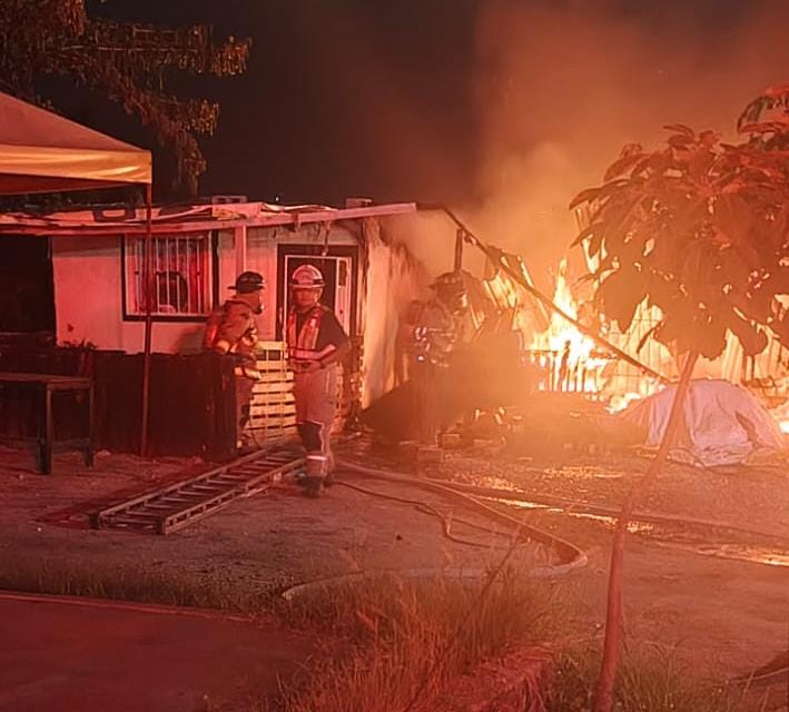 Incendio consume al menos tres viviendas en la invasión Manuel J. Clouthier de Mazatlán