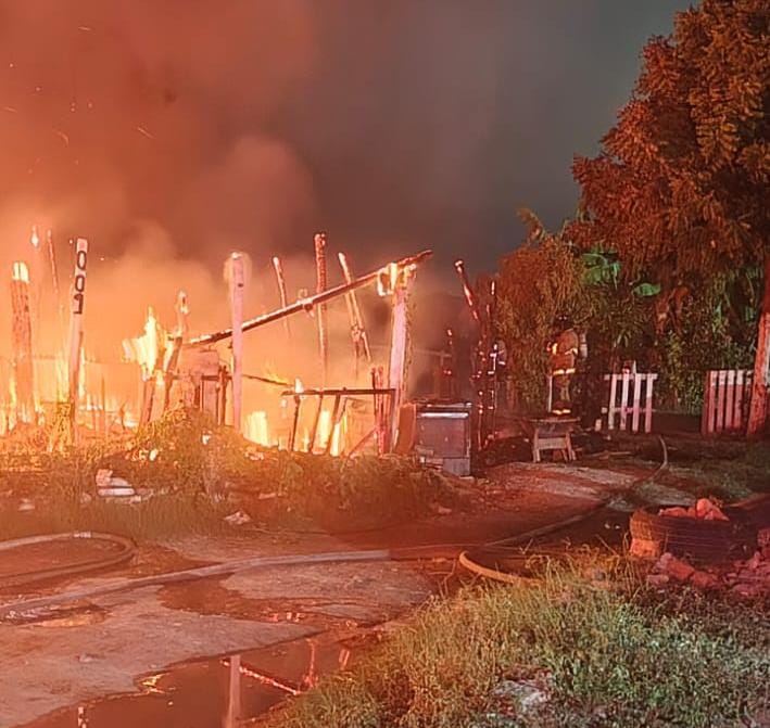 Incendio consume al menos tres viviendas en la invasión Manuel J. Clouthier de Mazatlán