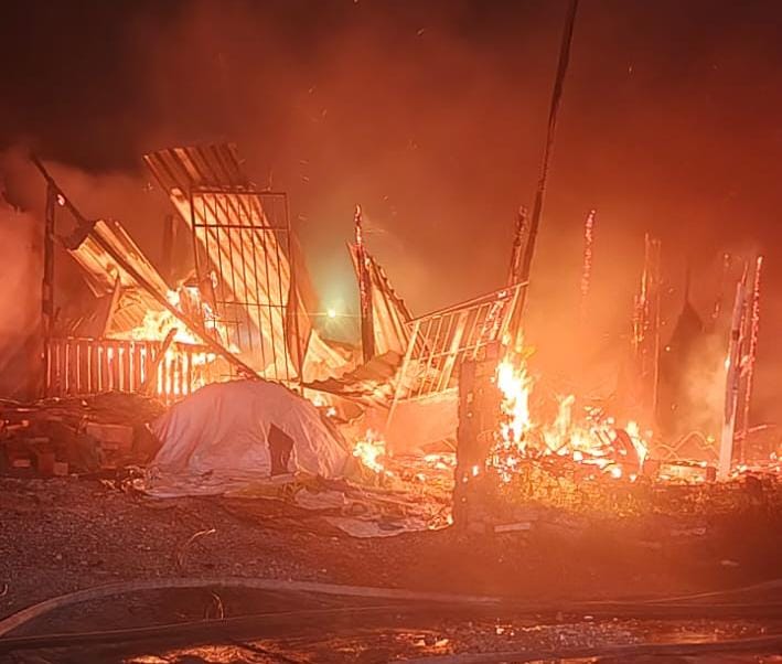 Incendio consume al menos tres viviendas en la invasión Manuel J. Clouthier de Mazatlán