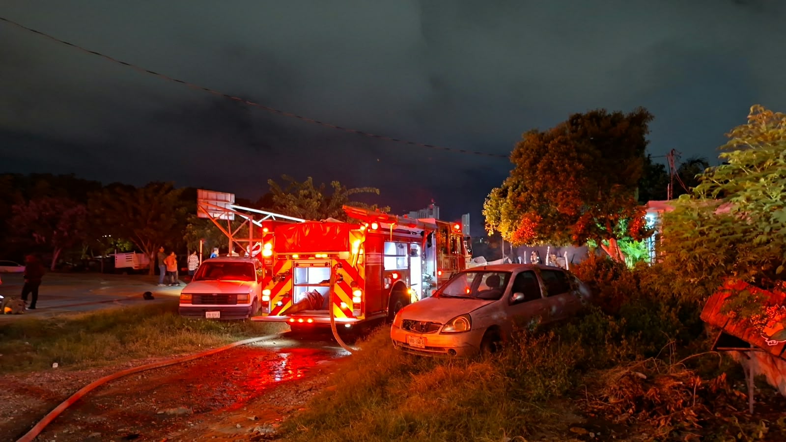 Incendio consume al menos tres viviendas en la invasión Manuel J. Clouthier de Mazatlán