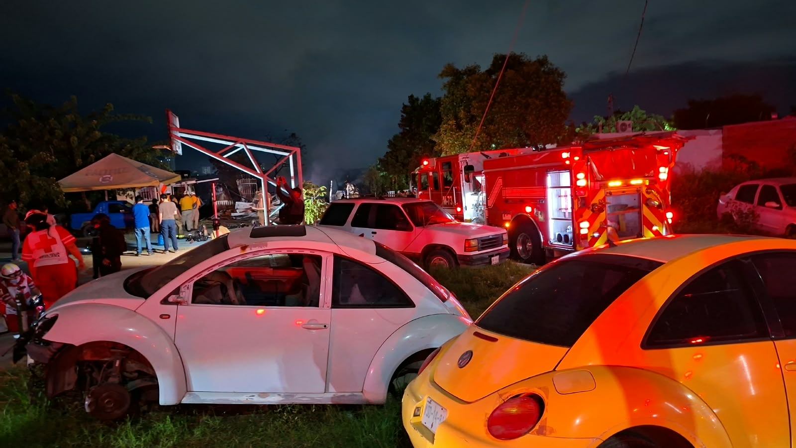 Incendio consume al menos tres viviendas en la invasión Manuel J. Clouthier de Mazatlán