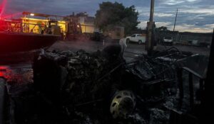 Fuego consume cabina de tráiler y montacargas; bomberos evitan que incendio alcance más unidades en Villa Union, Mazatlán, Sinaloa