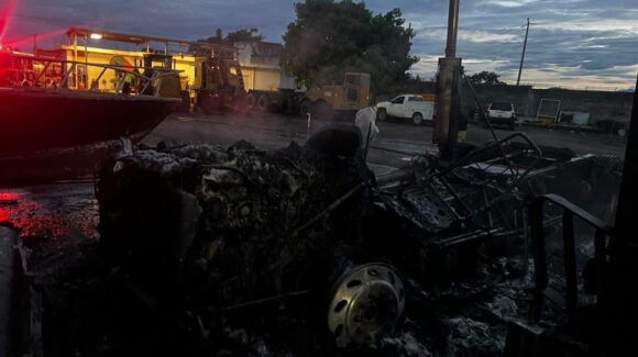 Fuego consume cabina de tráiler y montacargas; bomberos evitan que incendio alcance más unidades en Villa Union, Mazatlán, Sinaloa