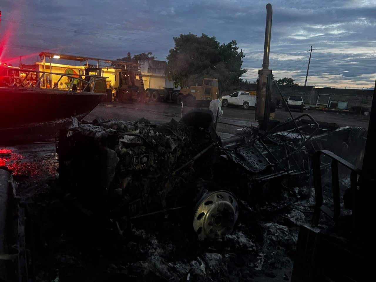 Fuego consume cabina de tráiler y montacargas;