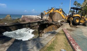 Inician reparación de muro dañado junto al monumento a la Mujer Mazatleca en el puerto sinaloense