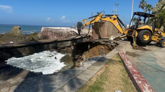Inician reparación de muro dañado junto al monumento a la Mujer Mazatleca en el puerto sinaloense