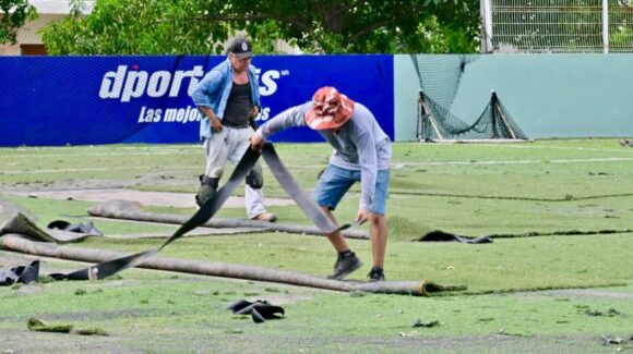 Inician reparación de cancha de futbol en Real Pacífico, en Mazatlán; trabajos durarán dos semanas