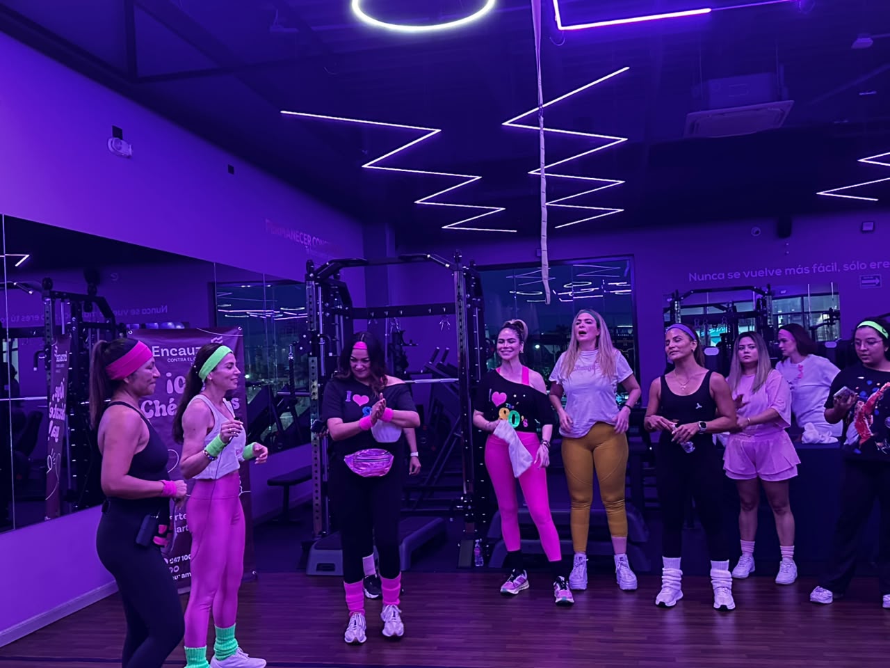 Mujeres se unen contra el cáncer en iniciativa 80's Stronger Together, en Mazatlán
