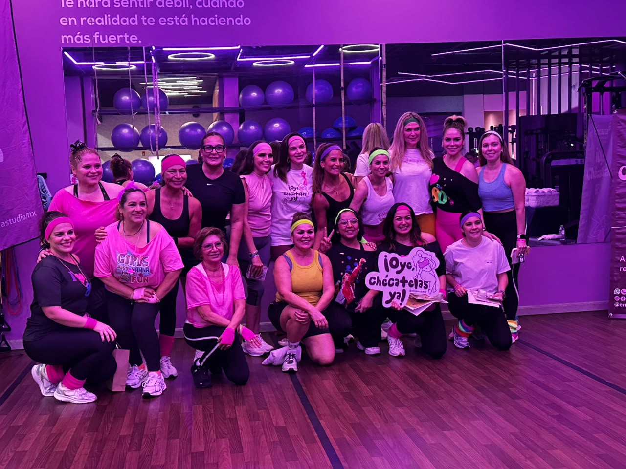 Mujeres se unen contra el cáncer en iniciativa 80's Stronger Together, en Mazatlán