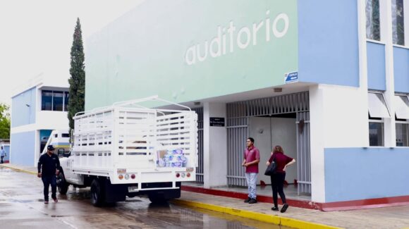 Habilitan refugio temporal en Mazatlán, Sinaloa, ante intensas lluvias; ofrecen alimentos, atención médica y resguardo