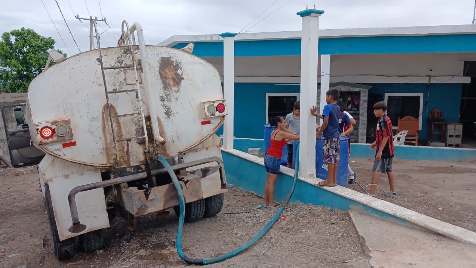 Insuficiente abasto de agua en pipas en el Campo 35, de El Fuerte