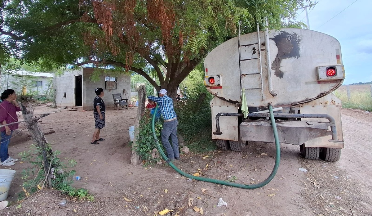 Insuficiente abasto de agua en pipas en el Campo 35, de El Fuerte