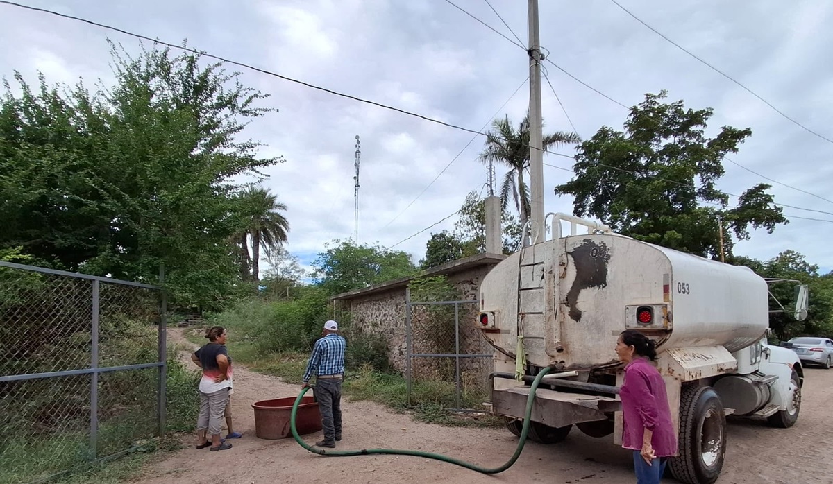 Insuficiente abasto de agua en pipas en el Campo 35, de El Fuerte