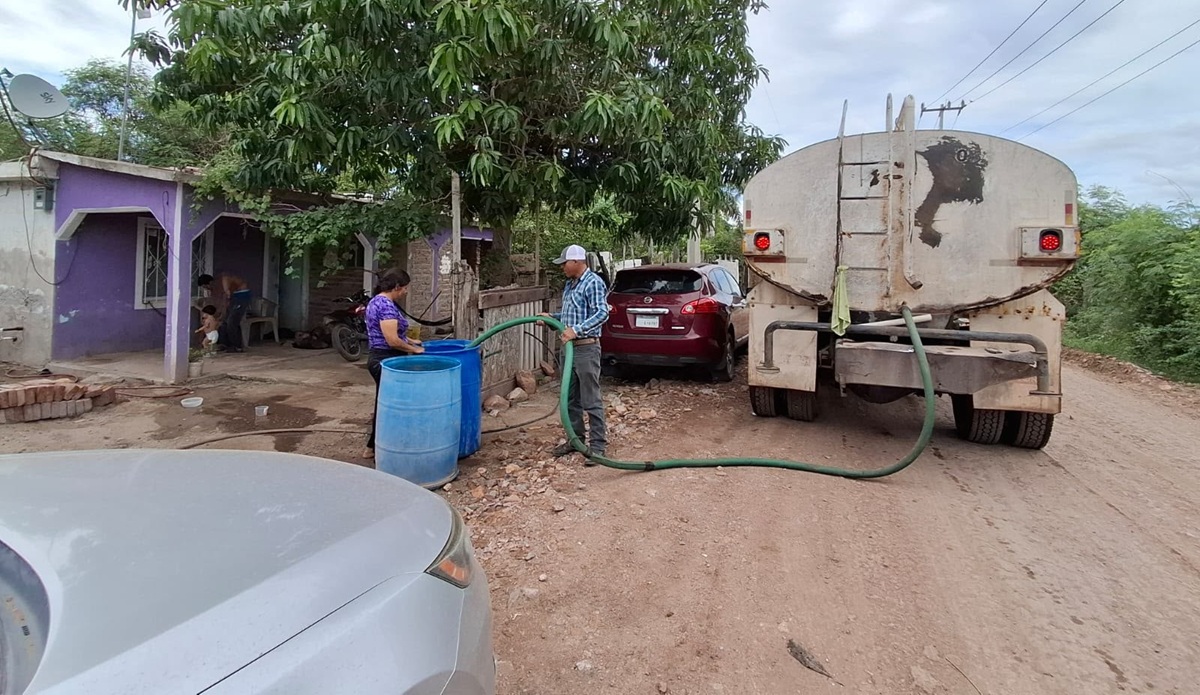 Insuficiente abasto de agua en pipas en el Campo 35, de El Fuerte