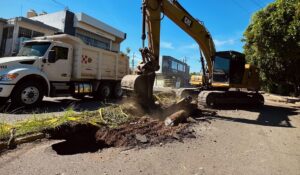 Inicia Japac reparación de colector en Villas del Río, en Culiacán, Sinaloa; permanece cerrado tramo del camellón central de la zona