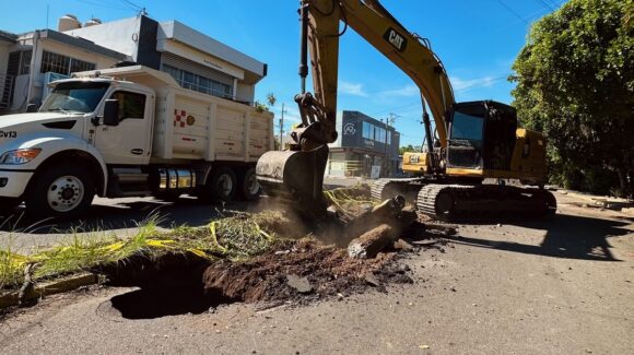 Inicia Japac reparación de colector en Villas del Río, en Culiacán, Sinaloa; permanece cerrado tramo del camellón central de la zona