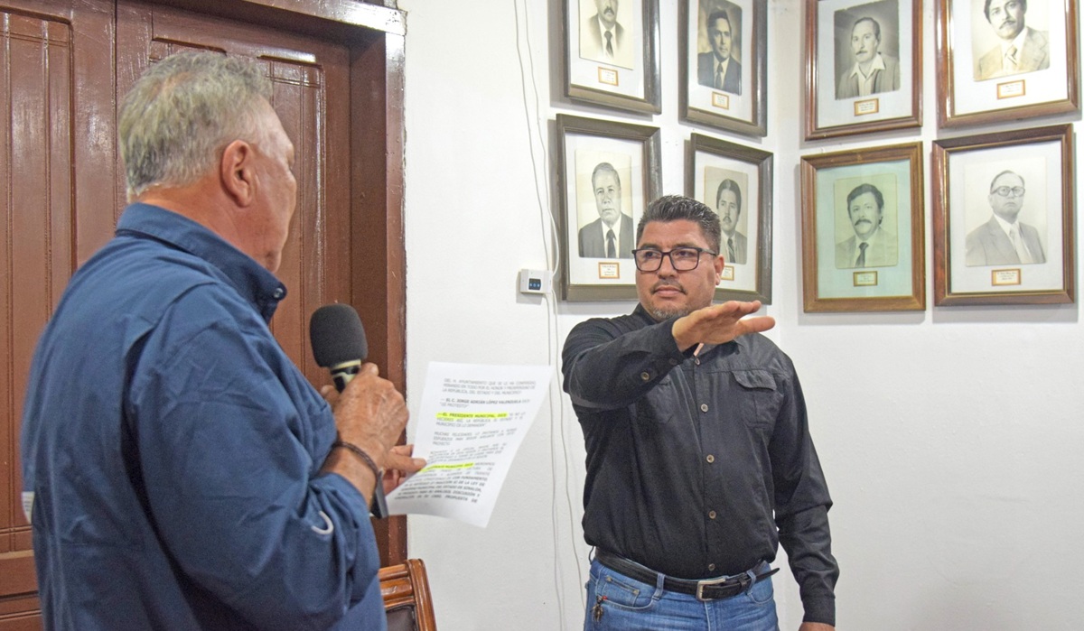 Jorge Adrián López Valenzuela rinde protesta como secretario del Ayuntamiento de El Fuerte
