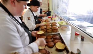 Capacitan a 30 escuelas primarias de Mazatlán, Sinaloa, para mejorar la alimentación de sus estudiantes