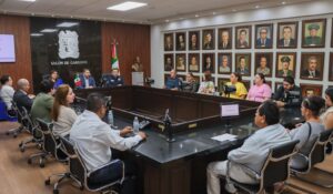 José Paz López hace entrega de pago de prima de antigüedad y aguinaldo proporcional a 3 policías de Badiraguato