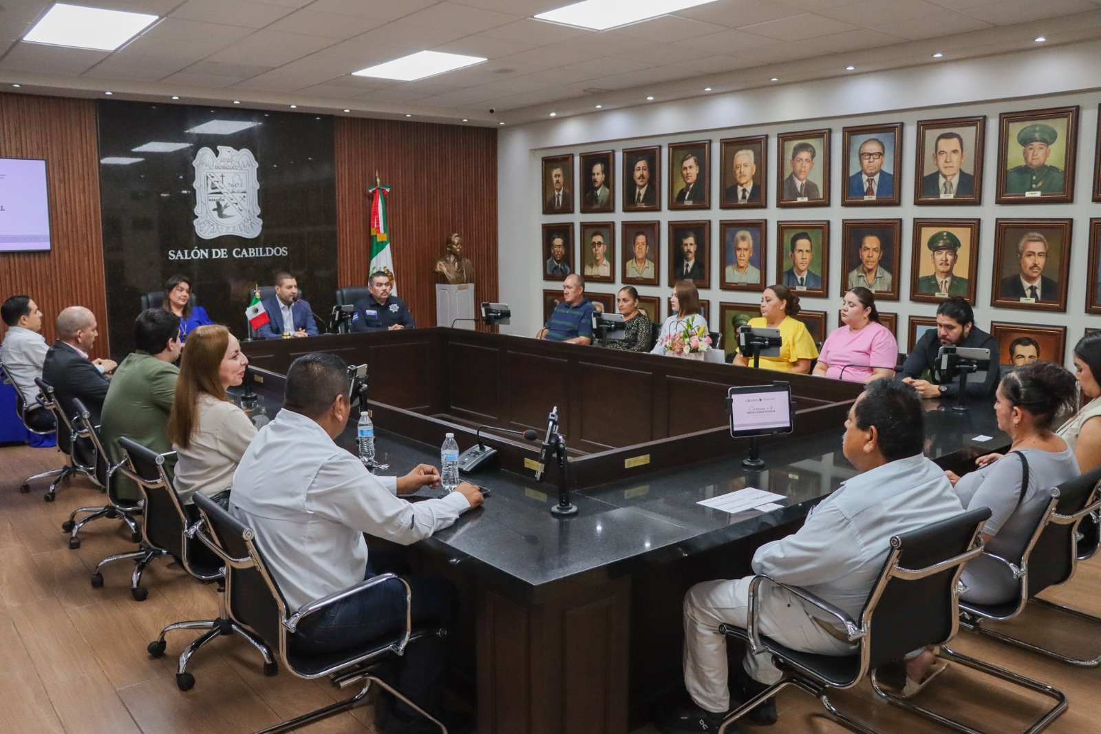 José Paz entrega prima de antigüedad y aguinaldo proporcional a policías de Badiraguato