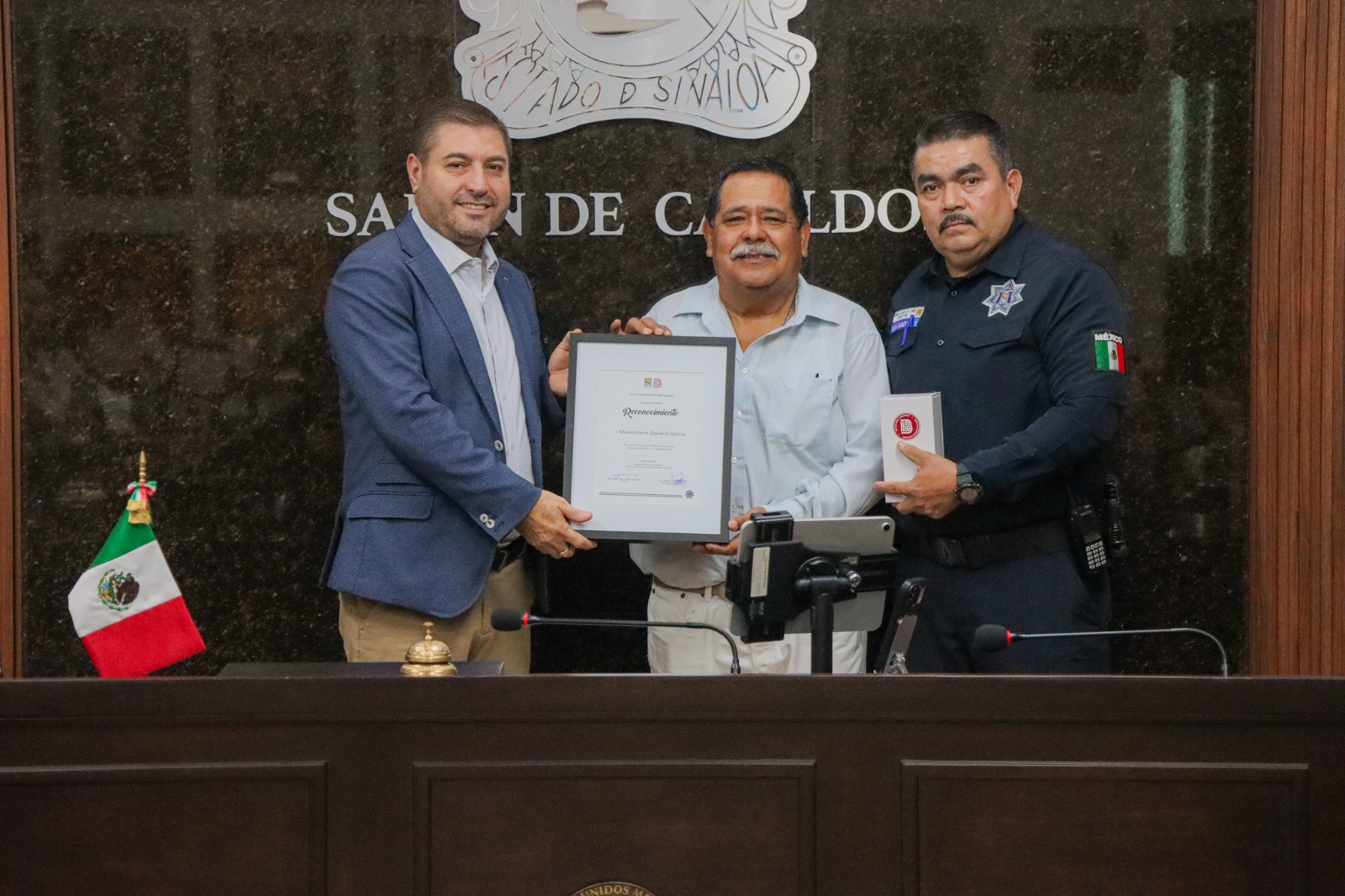José Paz entrega prima de antigüedad y aguinaldo proporcional a policías de Badiraguato