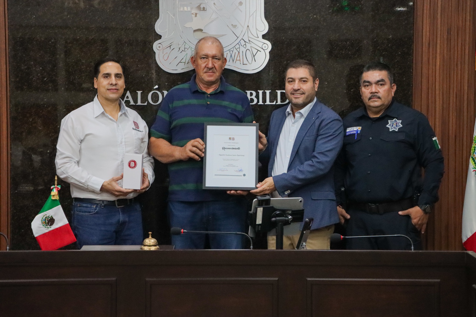 José Paz entrega prima de antigüedad y aguinaldo proporcional a policías de Badiraguato