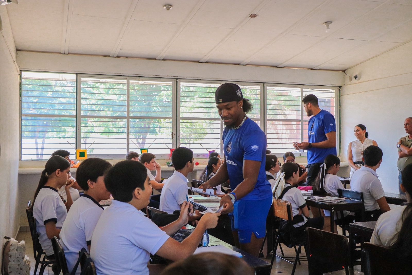José Paz López visita a estudiantes de Badiraguato