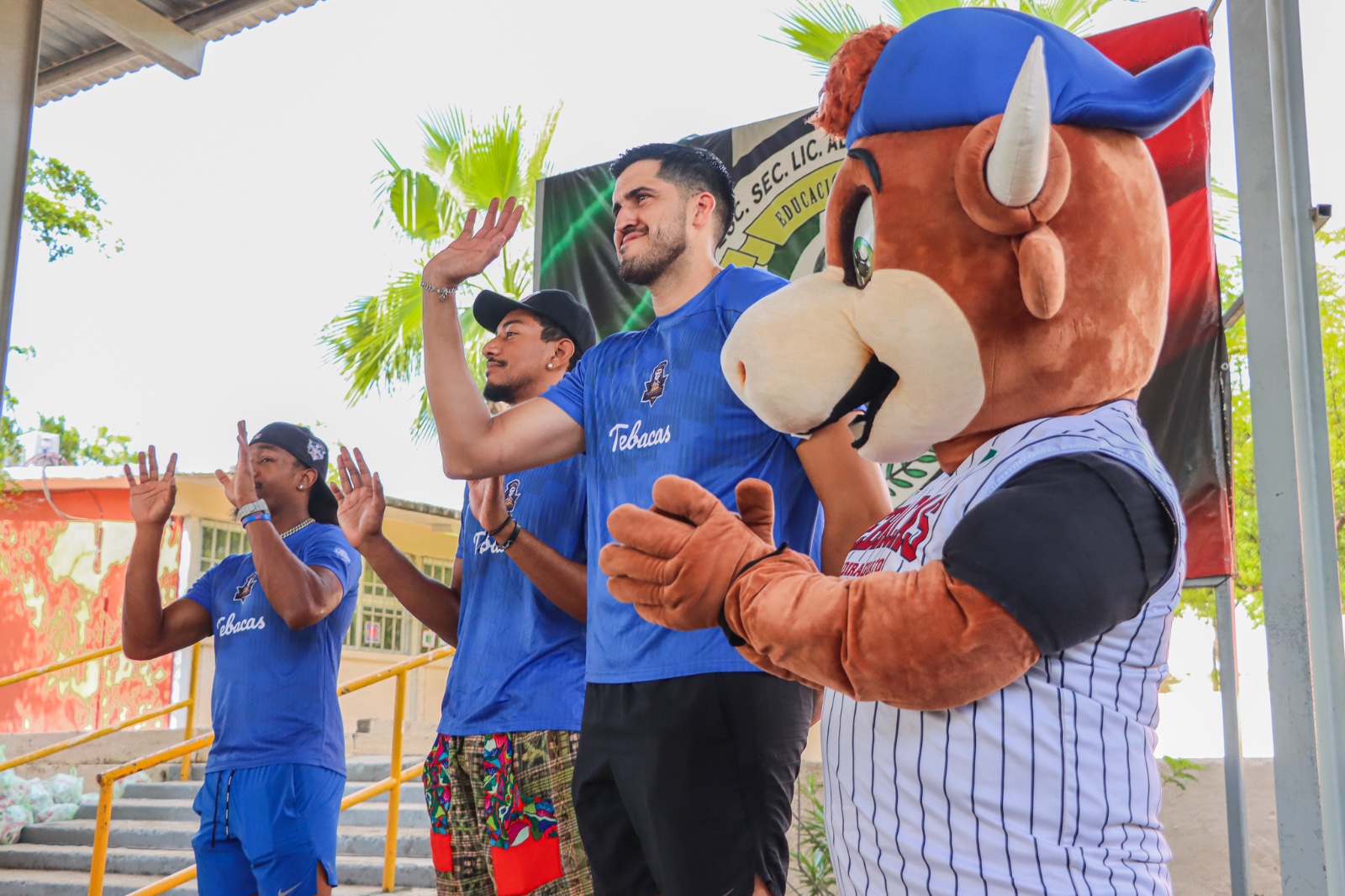 José Paz López visita a estudiantes de Badiraguato
