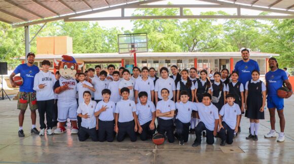 José Paz López Elenes visita a estudiantes de Badiraguato y refrenda compromiso de atender sus necesidades
