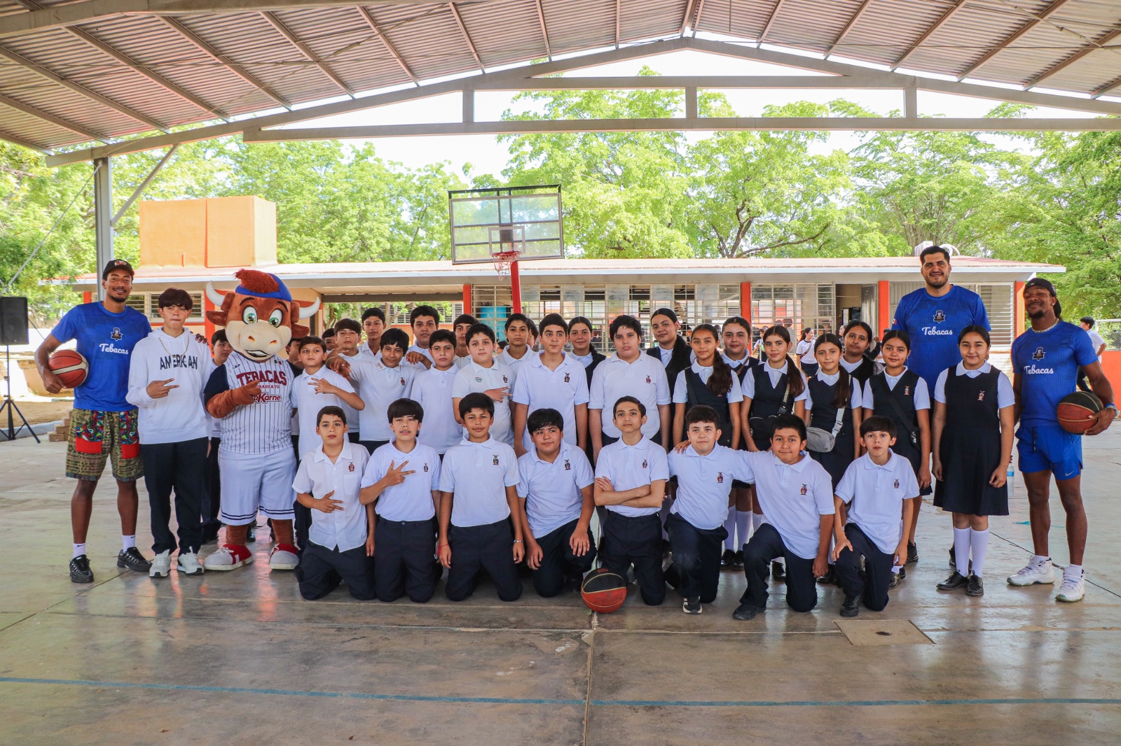 José Paz López visita a estudiantes de Badiraguato