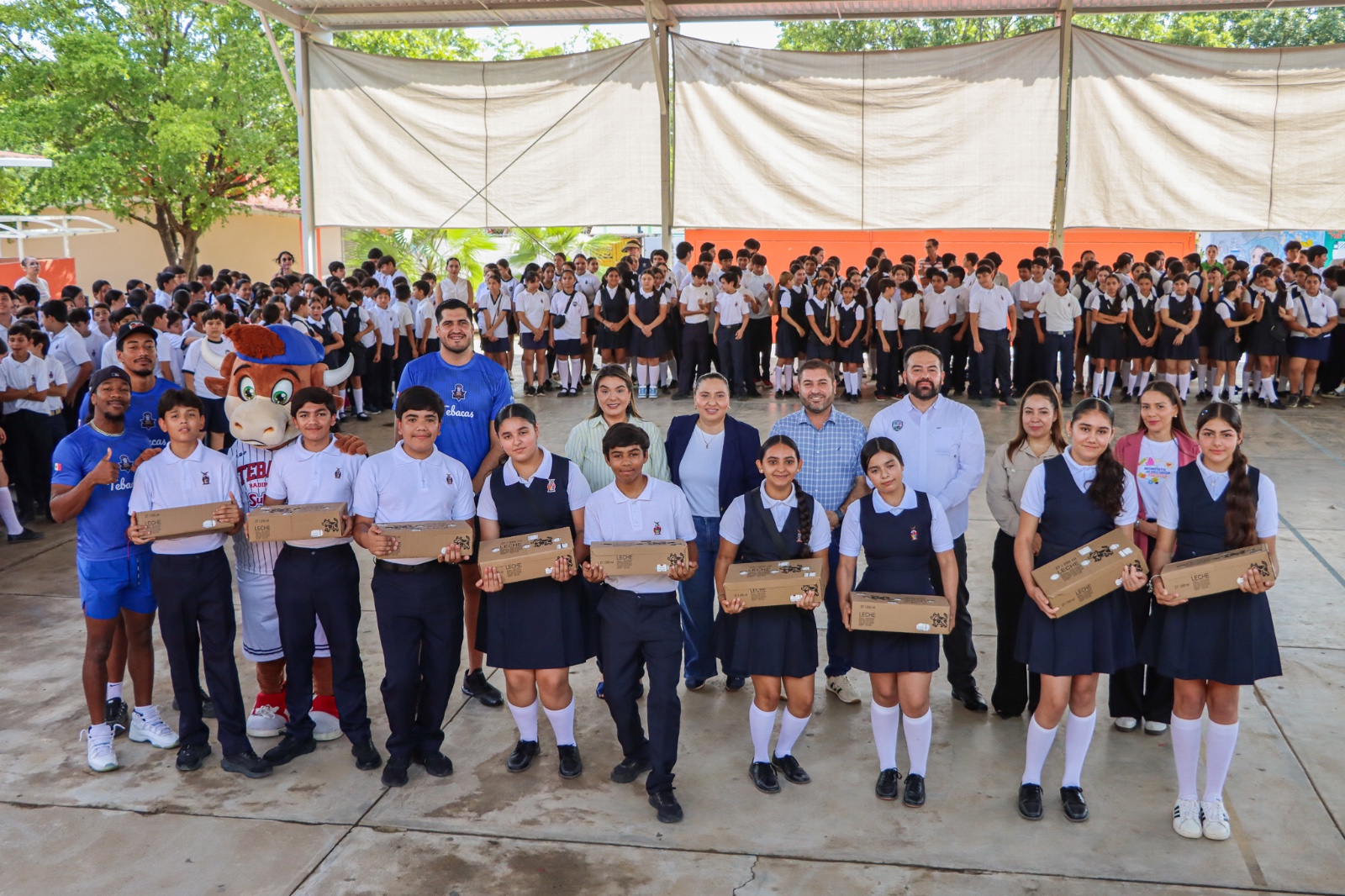 José Paz López visita a estudiantes de Badiraguato