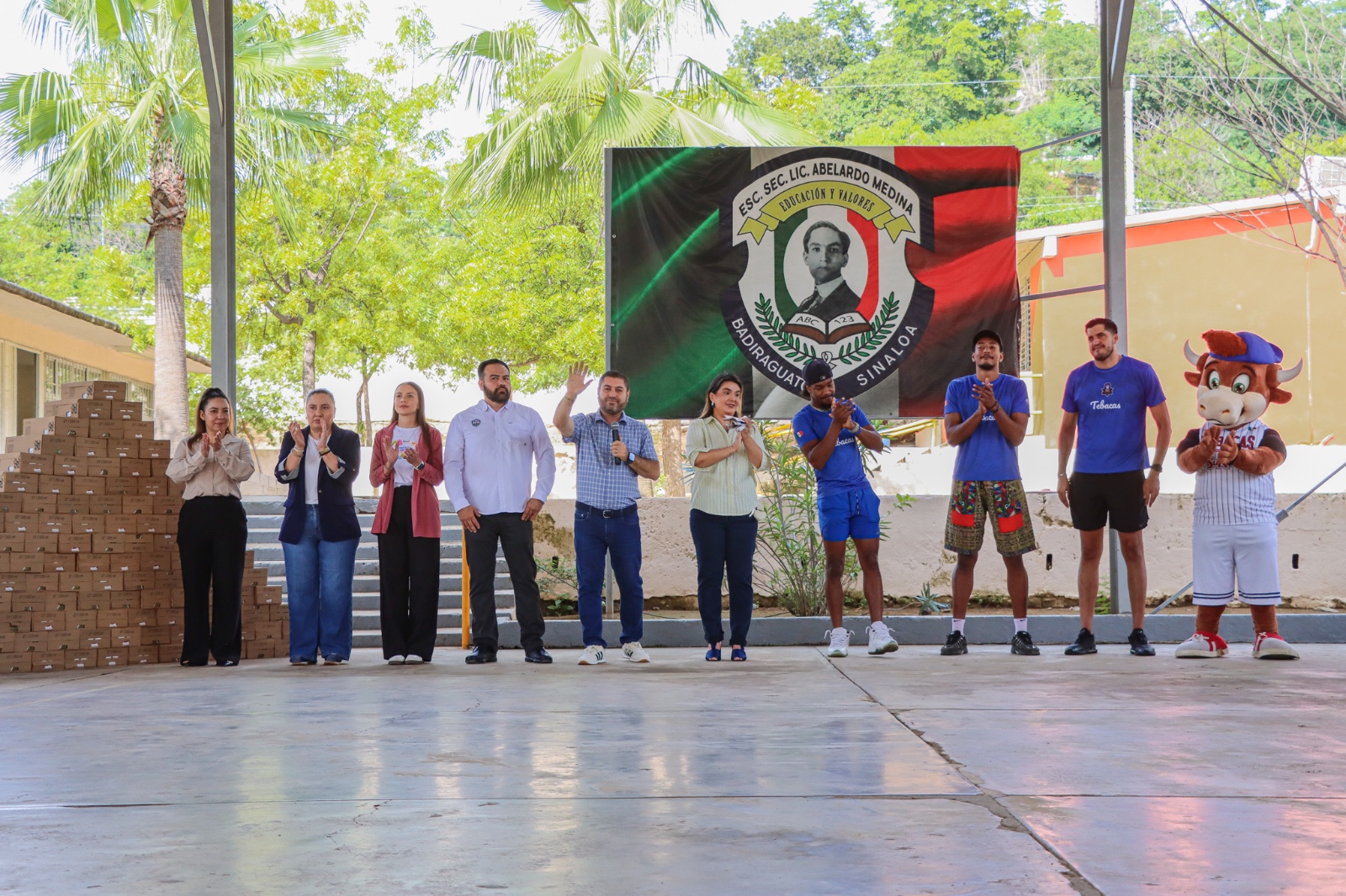 José Paz López visita a estudiantes de Badiraguato