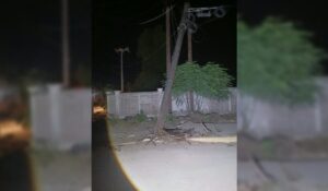Joven de 20 años choca contra poste de CFE en El Tajito, Guasave, Sinaloa; una persona resulta lesionada
