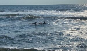 Joven de Aguascalientes queda en apuros en el mar de Mazatlán, Sinaloa; salvavidas lo rescatan