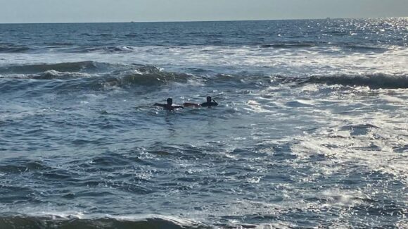Joven de Aguascalientes queda en apuros en el mar de Mazatlán, Sinaloa; salvavidas lo rescatan