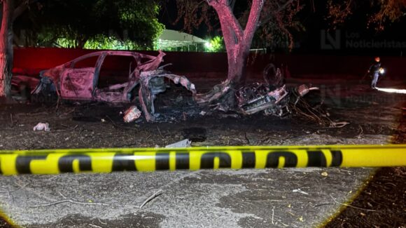 Joven de 15 años de edad pierde la vida tras impactarse contra un árbol en Campo 4, en El Fuerte, Sinaloa