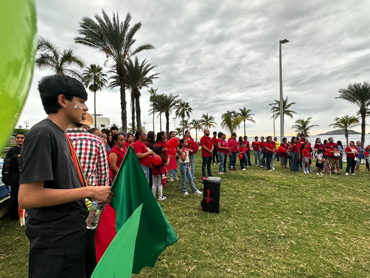 Jóvenes hacen un rosario humano en Mazatlán