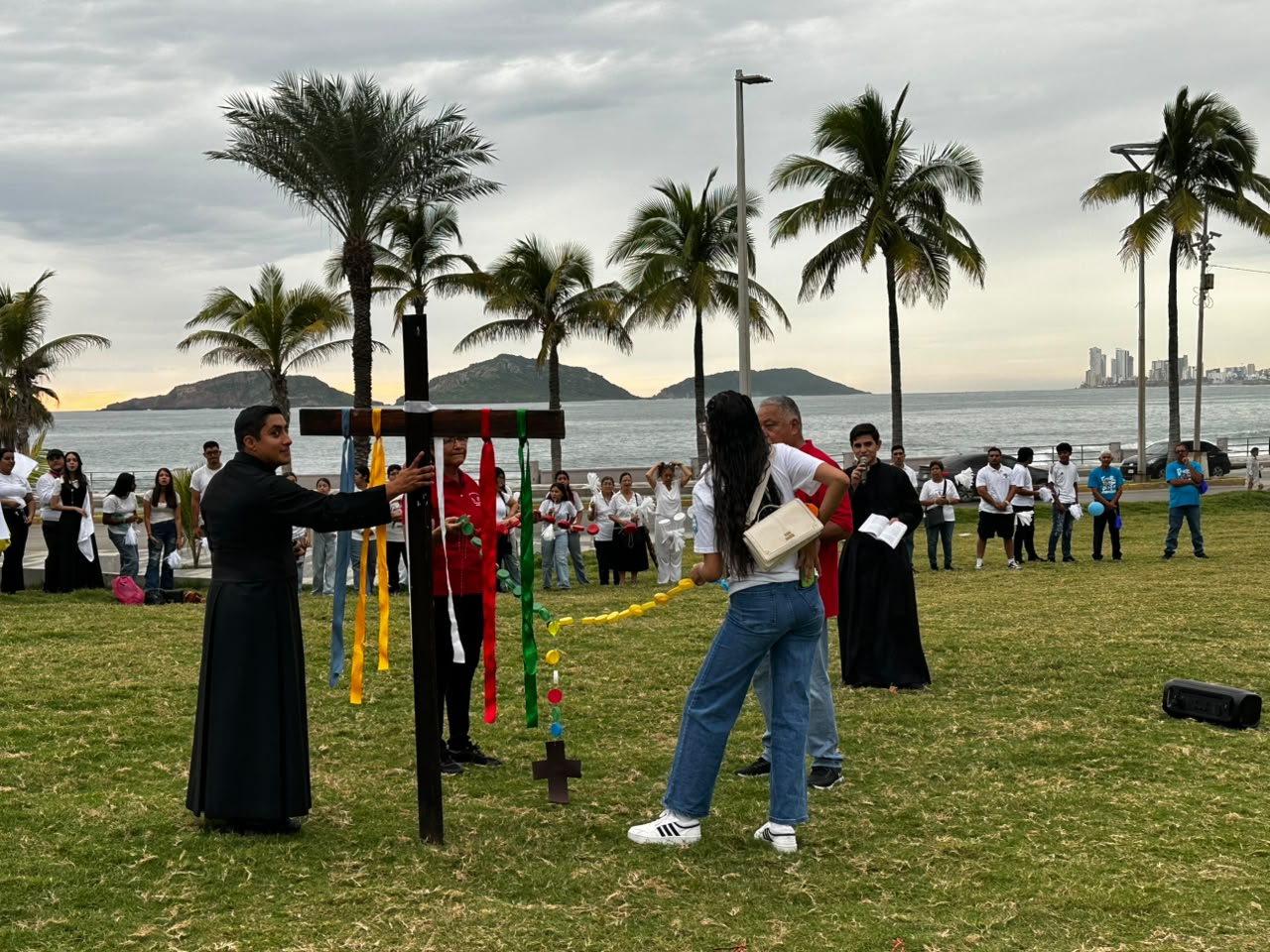 Jóvenes hacen un rosario humano en Mazatlán