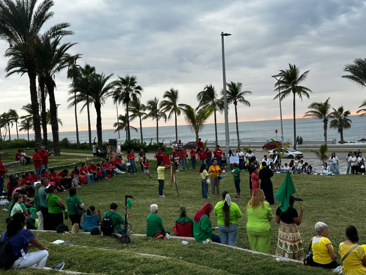 Jóvenes hacen un rosario humano en Mazatlán