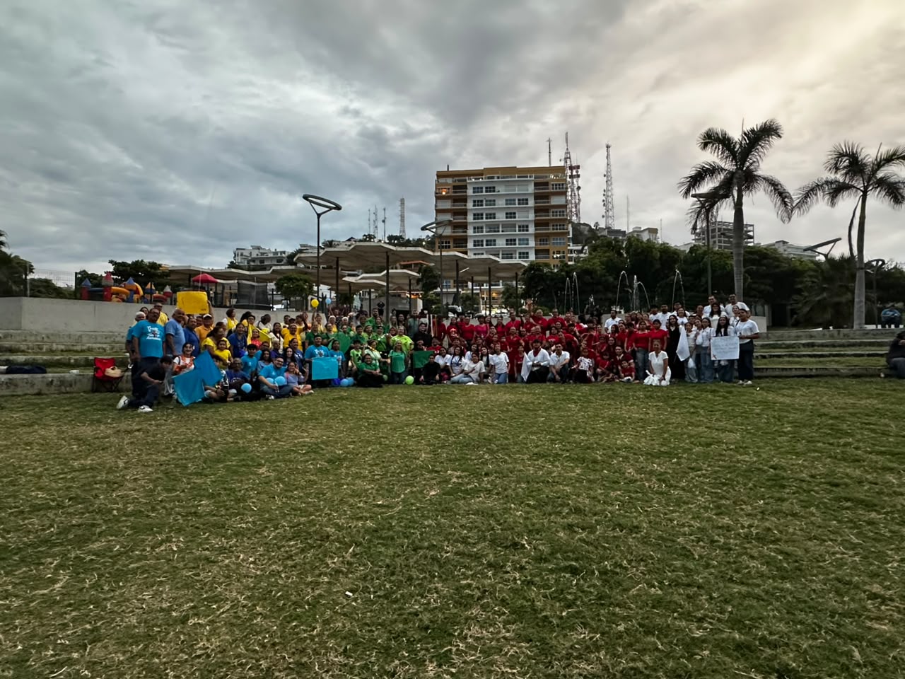 Jóvenes hacen un rosario humano en Mazatlán