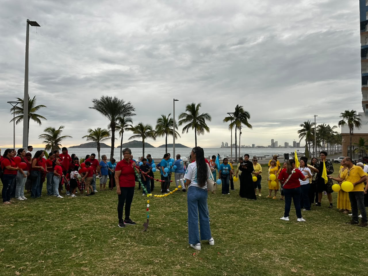 Jóvenes hacen un rosario humano en Mazatlán