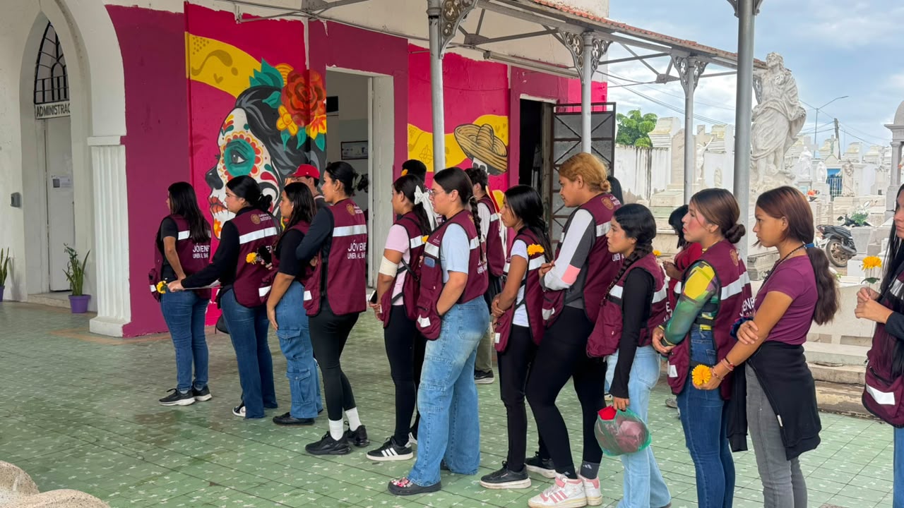 Jóvenes realizan altares para el Día de Muertos en Mazatlán
