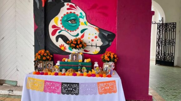 Jóvenes de Mazatlán elaboran altar de Día de Muertos y mural conmemorativo en el Panteón Municipal 3