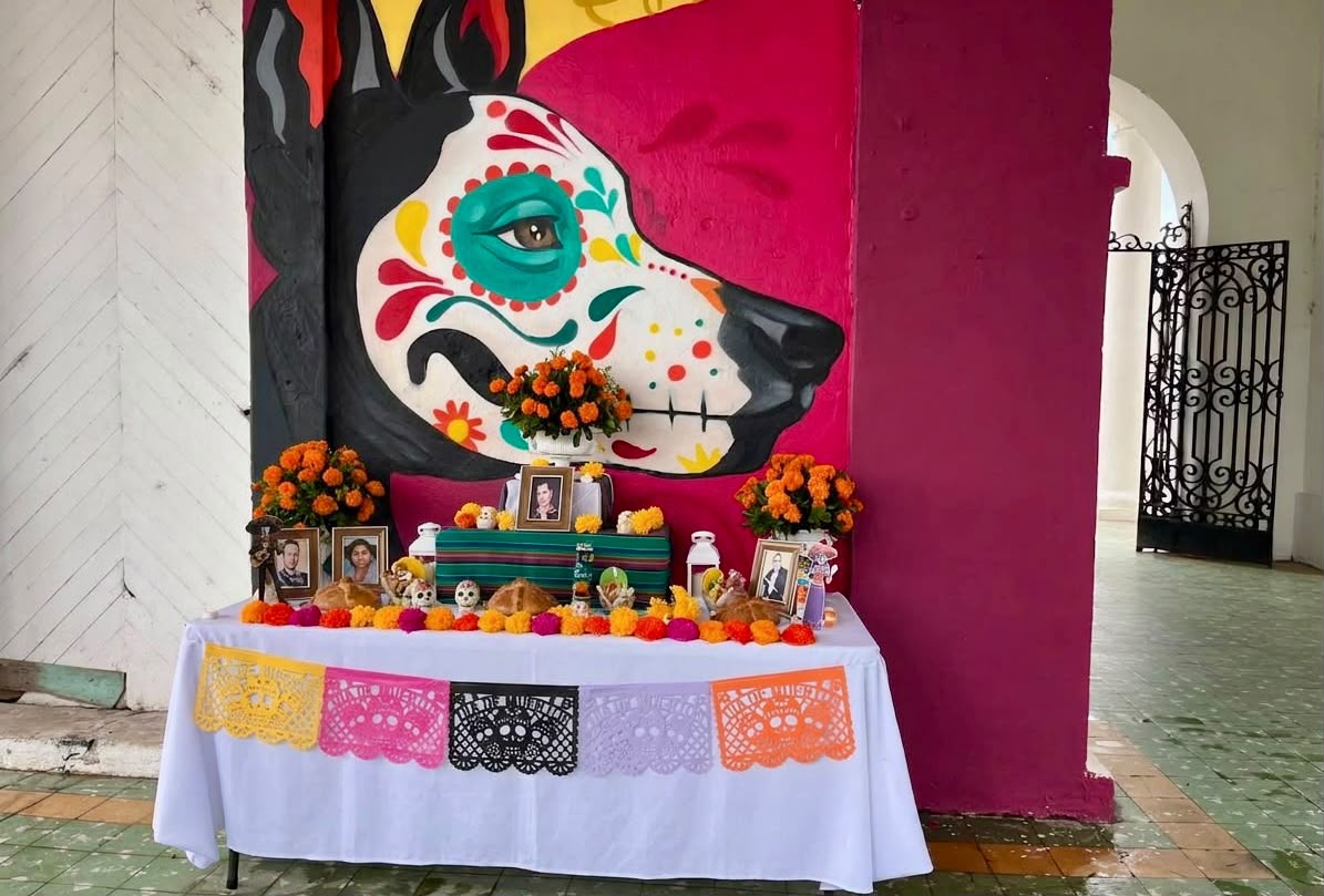 Jóvenes realizan altares para el Día de Muertos en Mazatlán