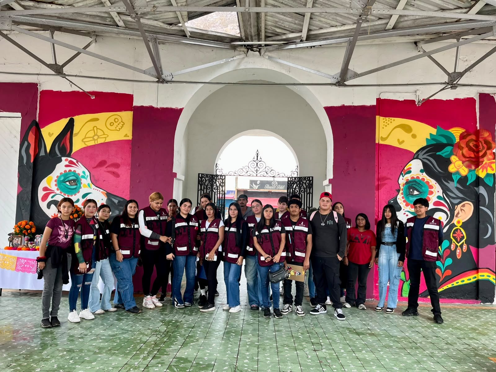 Jóvenes realizan altares para el Día de Muertos en Mazatlán