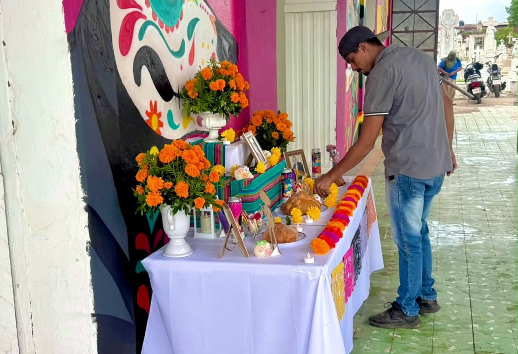 Jóvenes realizan altares para el Día de Muertos en Mazatlán