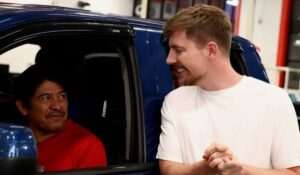 Tras ganar millonario reto al durar meses en un supermercado, el mexicano Juan García recibe un regalo de parte de MrBeast