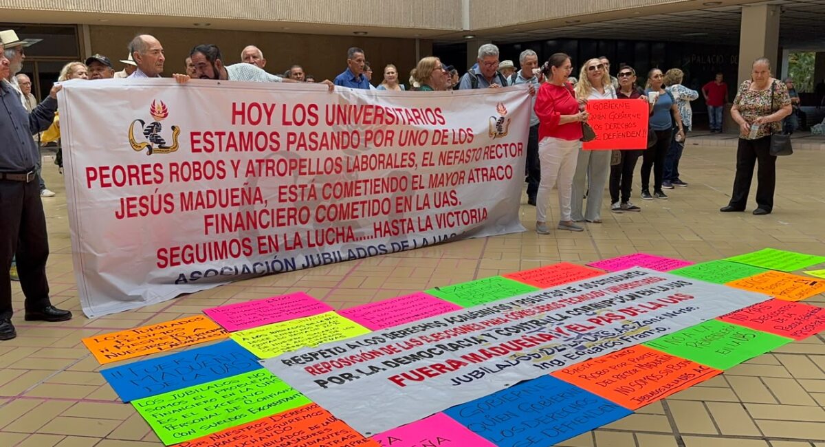 Jubilados de la UAS protestan en Palacio de Gobierno; exigen audiencia con Graciela Domínguez